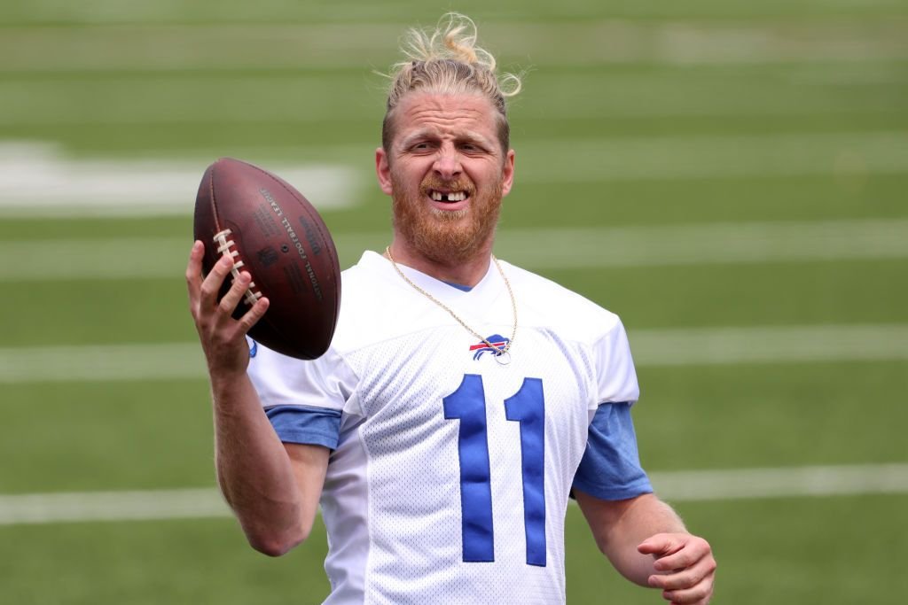 A Physician Reacts to Payments Receiver Cole Beasley’s Refusal to Get the Covid Vaccine