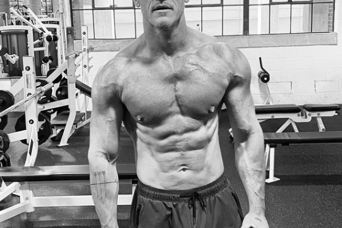 Luke Evans Simply Confirmed Off His Beneficial properties and Ripped Abs in a New Gymnasium Selfie