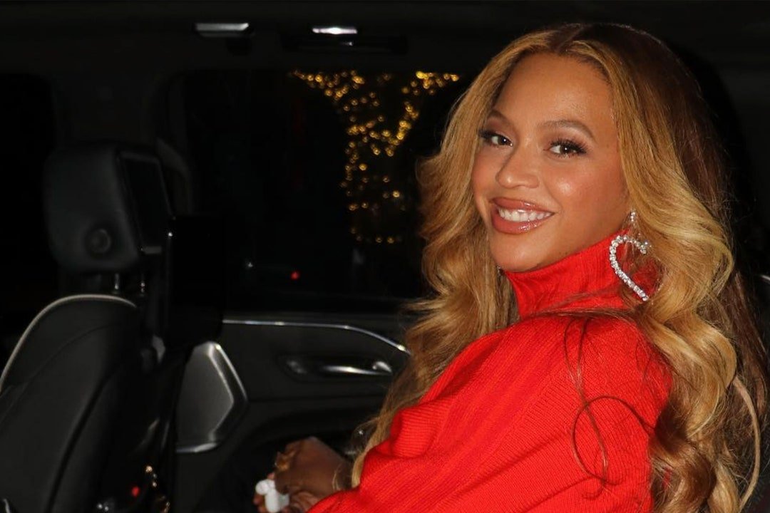 Beyoncé’s scorching pink manicure is filled with the tiniest 3D silver hearts